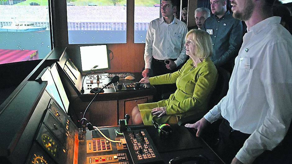 Gar nicht so einfach, ein Containerschiff aus dem Hafenkanal in Ruhrort zu manövrieren - zumindest wenn man es nicht gelernt hat, wie Bundesbildungsministerin Prof. Dr. Johanna Wanka beim Fahren im Flachwasserfahrsimulator„SANDRA“ am Schifferberufskolleg Rhein in Homberg unter kritischen Blicken angehender Binnenschiffer feststellen musste.