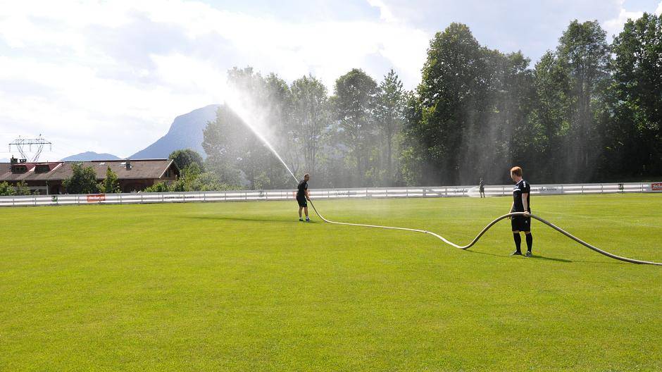 Von Hand gewässert: Chris Schmoldt und Philipp Klug bereiten bei über 30 Grad den...