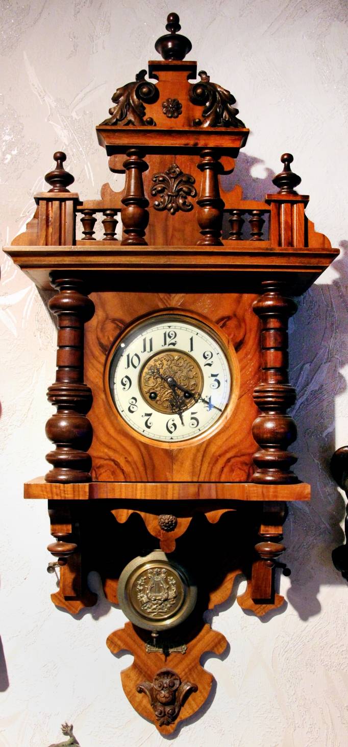  So sieht die Wanduhr seines Vaters aus. Mit ihr begann die Sammelleidenschaft. 