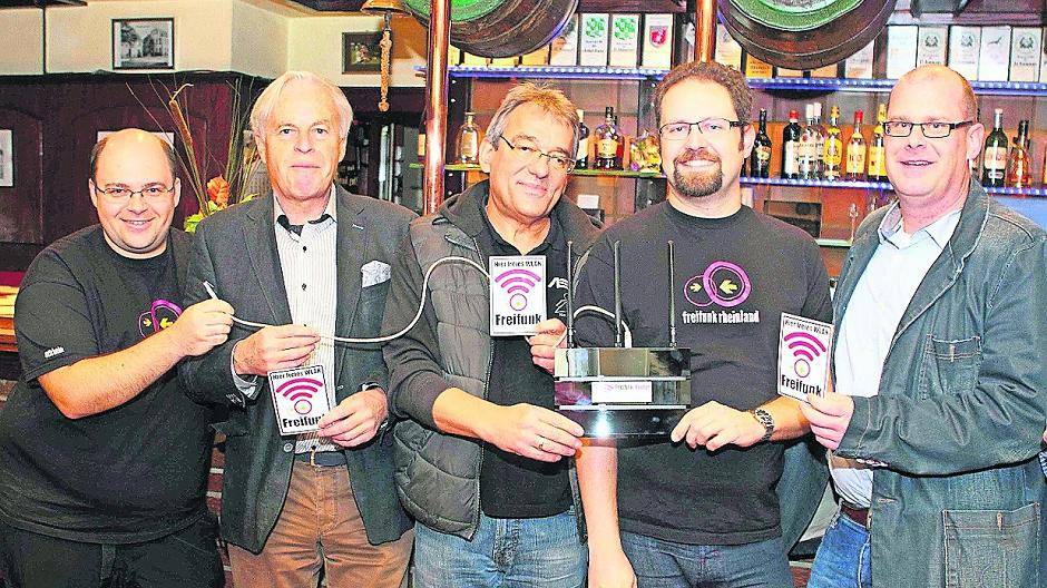 Sie stellten das Projekt am Freitag vor (v.l.): Thomas Fragstein (Freifunk Krefeld), Robert Reichling (Vorsitzender Werbering), Karl Heinz Hauptmann (EDV Hauptmann), Stefan Mühlenbruch vom Freifunk Krefeld sowie Frank Bertsche (Werbering Finanzbereich).
