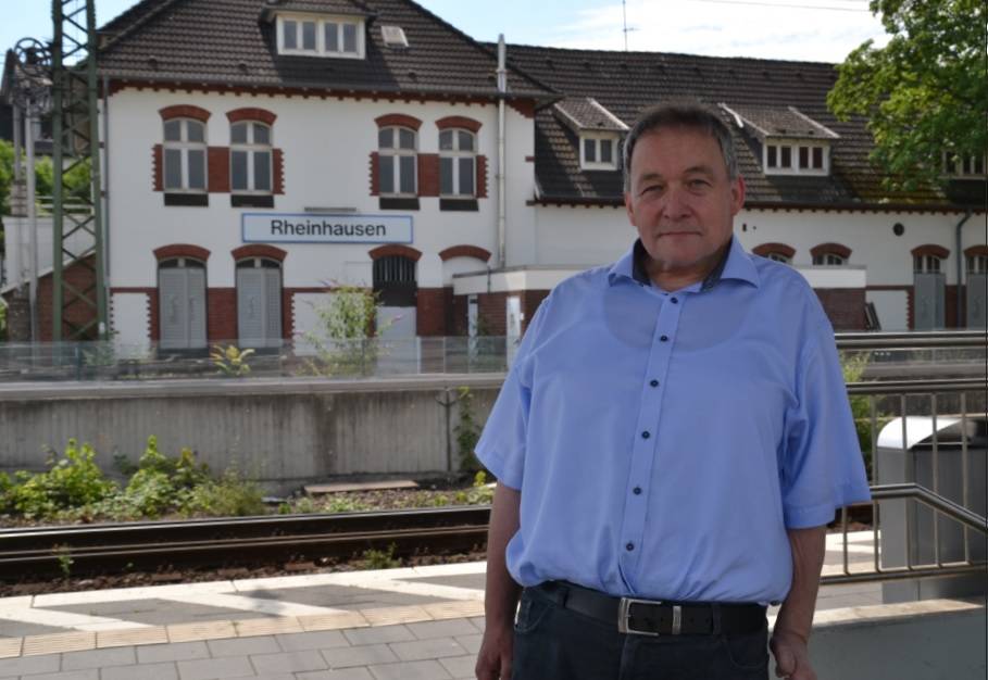  Den Kaufvertrag für den Bahnhof Rheinhausen hat Dietmar Vornweg unterschriftsreif auf dem Tisch, bald soll Vollzug gemeldet und dann die Umgestaltung zum „Bürgerbahnhof“ in Angriff genommen werden. 