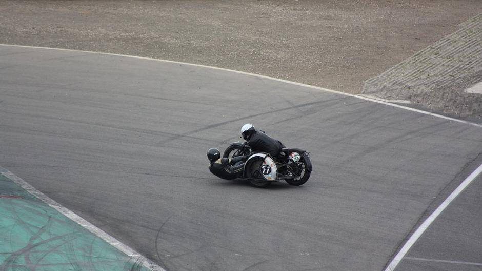 Akrobatik pur bei den Motorrad-Gespannen. "In die Kurve legen" ist hier wörtlich zu...