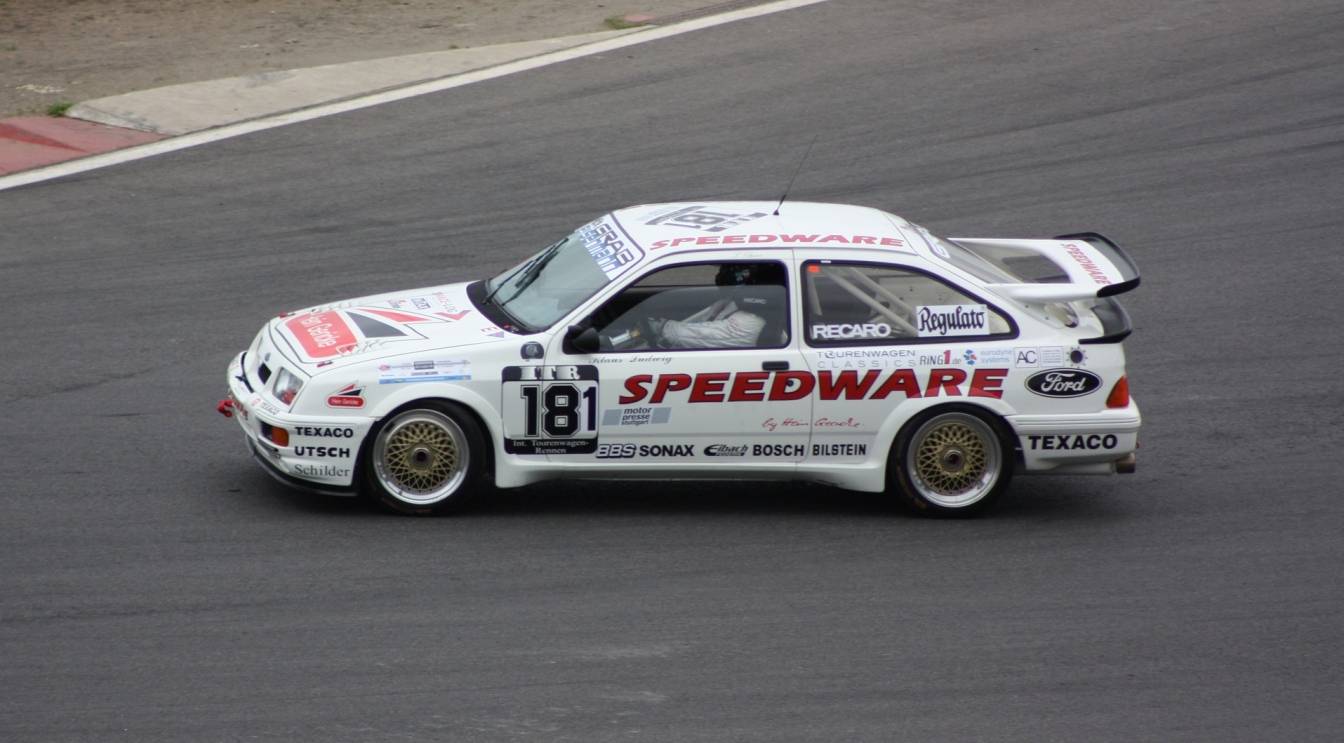 Der von Sebastian Glaser pilotierte Ford Sierra Cosworth holte sich am Ende bei den Historischen Deutschen Tourenwagen den vierten Platz im Gesamtklassement.