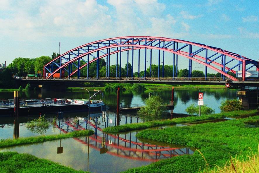 Gerade bei Sonnenschein schön anzusehen, doch leider völlig marode: Ein Teilstück des Karl-Lehr-Brückenzuges.