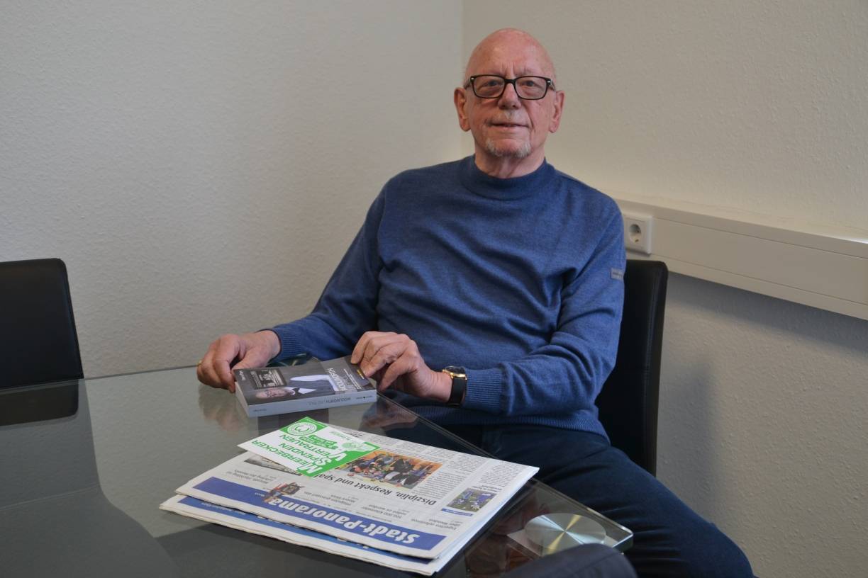 Horst Pape mit seinem Buch "Woolworth und Paul".