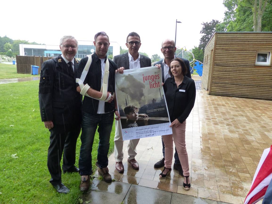 Norbert Ballhaus, stellv. Vorsitzender der Fördergemeinschaft für Bergbautradition Linker Niederrhein e.V., René Brieden, Badebetriebsleiter Panorama Bad, Bürgermeister Christoph Landscheidt, Kulturdezernent Christoph Müllmann und Ilona Haje, Organisatorin und Mitarbeiterin des Kulturbüros, freuen sich auf einen filmreifen Abend.