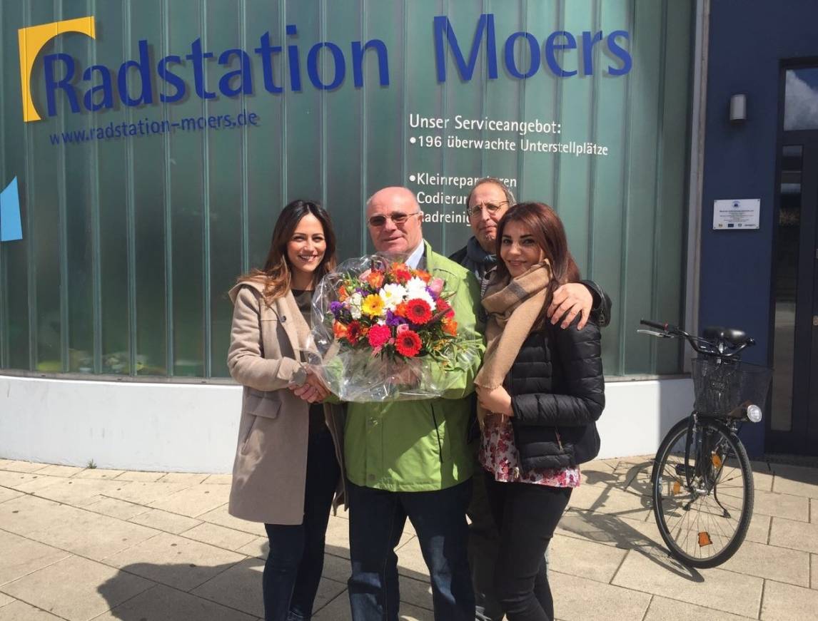 Hayat Ketfi, Amar Azzoug und Adell Sliwa vom Bunten Tisch bedanken sich bei Joahnnes Rückert mit einem Blumenstrauß.