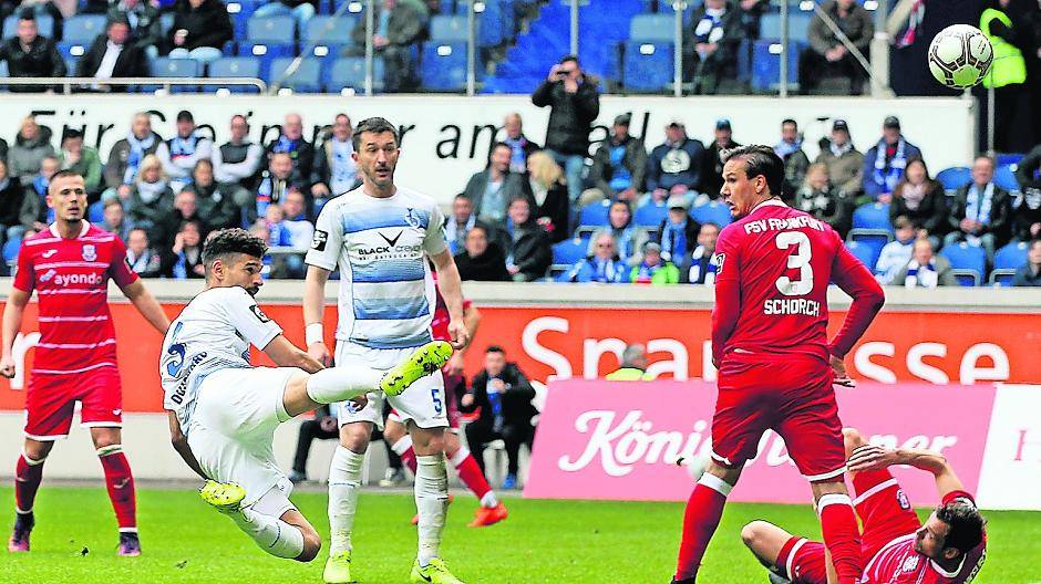 Die Entscheidung: Enis Hajri, mit einer Vorlage und einem Treffer Spieler des Spiels, köpft ein zum 3:2. Fotos (2): Volker Nagraszus