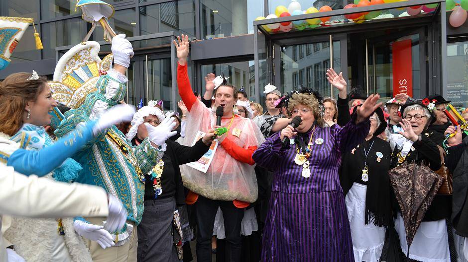 Einigkeit herrscht schließlich was den Nelkensamstagszug angeht: "Geht alle hin!...