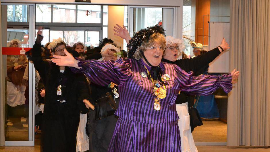 Vor dem Rathaus war die Sparkasse dran: Obermöhne Brigitte Keller stürmt mit ihren...