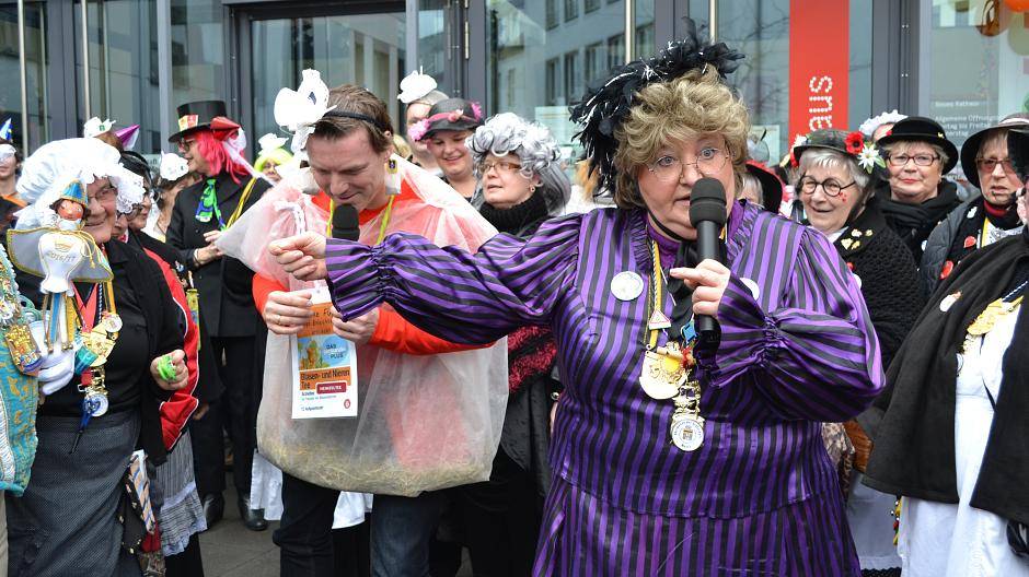 Wenn sie loslegt, dann richtig: "Das ist ja nur unser Bürgermeister!" Und stellt fest:...