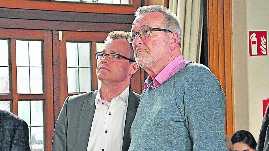  Besorgte Mienen bei Bürgermeister Michael Heidinger und seinem SPD-Parteifreund Ronny Schneider nach der Hochrechnung. 