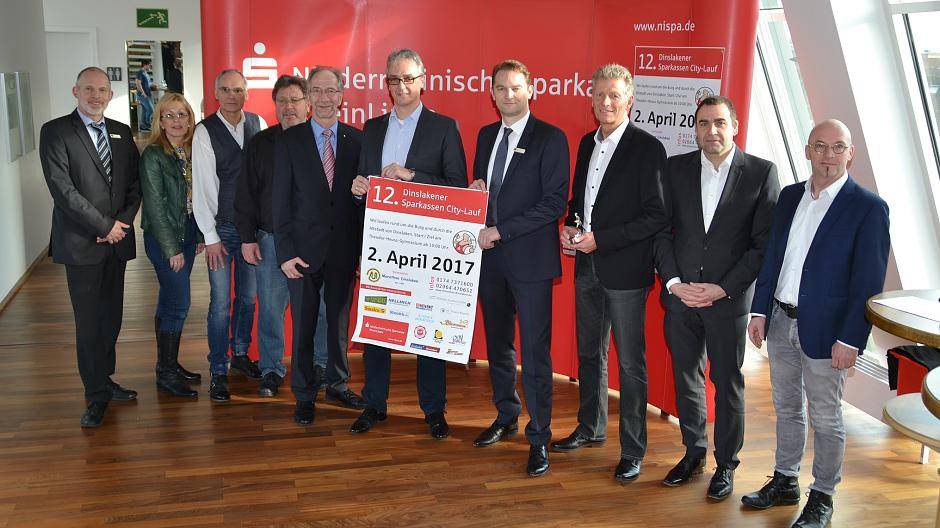 Michael Keuten (3.v.r.), Sponsoren und Organisatoren des Dinslakener City-Laufs.