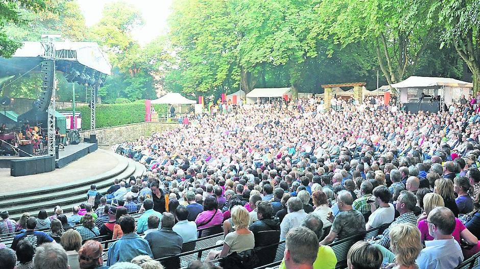 Ein besonderer Ort für besondere Konzerte, Nean wäre nicht die erste Künstlerin, die sich richtig wohl im weiten Rund des Dinslakener Burgtheaters fühlen würde. Milow, Anastacia, Klaus Hoffmann und viele mehr können ein Lied davon singen.