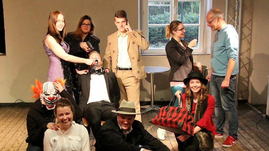 Holger Runge (r.) und neun Azubis der Sparkasse am Niederrhein proben für das neue Stück des Moerser Schlosstheaters. Die Premiere von „Geld und Gott“ ist bereits ausverkauft. Für die Vorstellung am Donnerstag, 23. März, um 19.30 Uhr gibt es noch Karten.