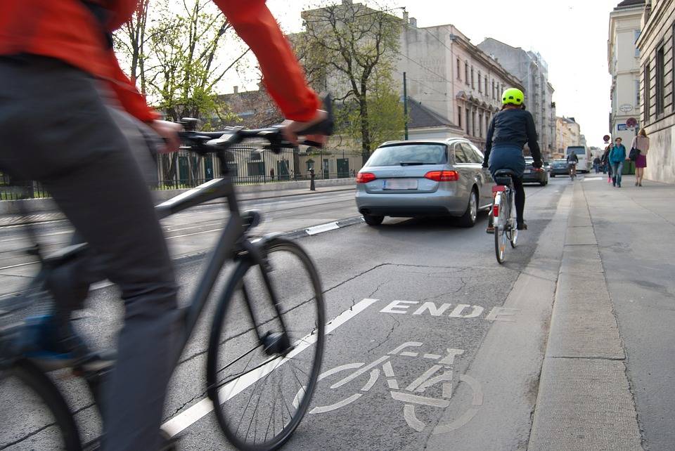Als sie sich zu ihrem Kind beugt: Radfahrer beraubt junge Mutter