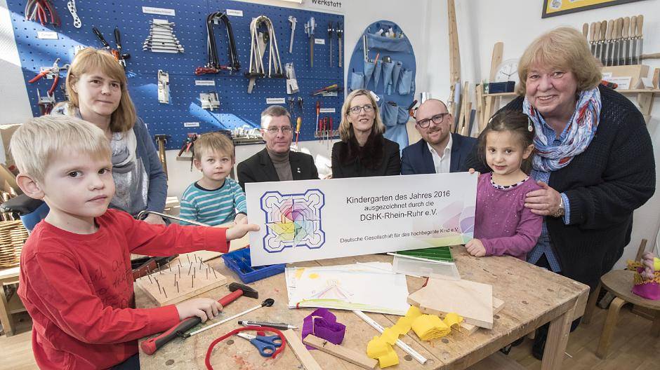 v.l.n.r.: Mika, Bianca Gahler — Kinderpflegerin, Mio, Beigeordneter Thomas Krützberg, Birgit Feldmann von der DGhK, Oberbürgermeister Sören Link, Tara und Barbara Konzol, Leiterin der Kindertageseinrichtung am Kalkweg.