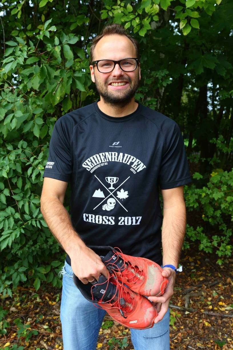  Manuel Kölker ist Vorsitzender der Seidenraupen. Hier trägt er das Seidenraupen-Cross-Laufshirt, das die Teilnehmer käuflich erwerben können. 