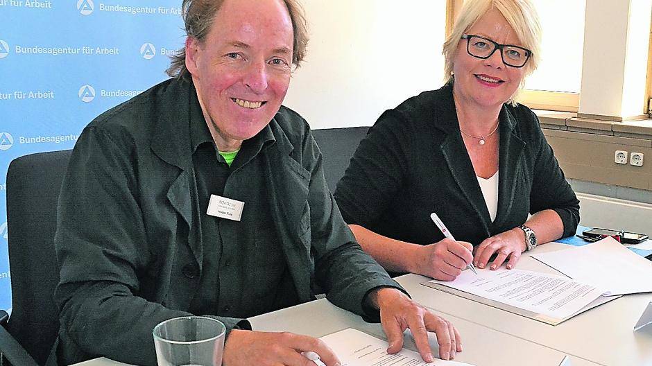  Unterschrieben die Kooperationsvereinbarung: Holger Russ, Projektleiter bei der Novitas BKK und Astrid Neese, Vorsitzende der Geschäftsführung in der Duisburger Agentur für Arbeit. 