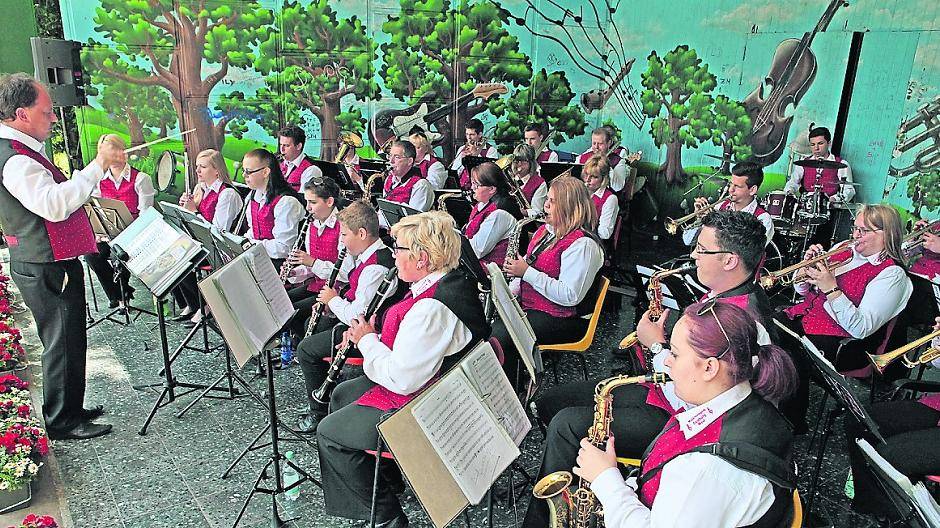 Die Musikvereinigung Duisburg-West wird die Reihe „Sonntagskonzerte im Volkspark Rheinhausen“ am 21. Mai im Pavillon eröffnen. 