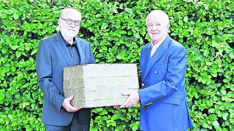  Dankend nahm der erste Vorsitzende des Verkehrs- und Verschönerungsvereins Lobberich, Christian Weisbrich (l.), die Box mit den Spendengeldern in vierstelliger Höhe von Edmund Suthor entgegen.  
