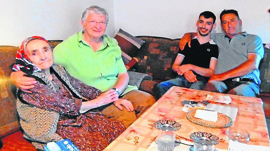 Die 87-jährige Mutter, Ursula Hölz, die ihren Mann auf der letzten Reise begleitete, der behinderte Sohn und der 57-jährige Familienvater (vl )im kleinen Wohnzimmer der Familie. 