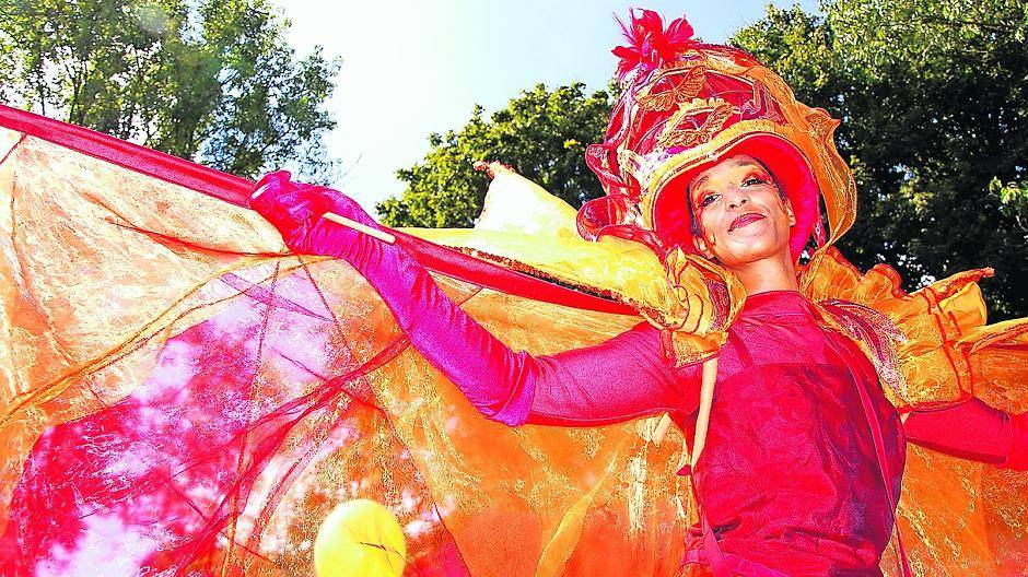 Frohe Farben, erstaunliche Eleganz: Walking Acts und Stelzenläufer mit Charme und Anmut.