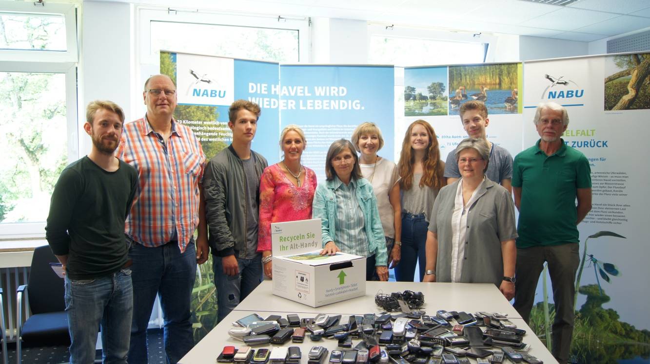  v.l.: Stephan Baur (Stadt Neukirchen-Vluyn), Joern Altenbockum und Max Hauptmann (Theodor-Heuss-Realschule), Tanja Rathmer-Nauendorf (Städt. Gesamtschule) Marion May-Hacker (Stadt Neukirchen-Vluyn), Dr. Beatrix Langenbeck-Schwich (Städt. Gesamtschule), Sonngard Jacobs, Jannis Wiederhöft, Iris Christofzik (Julius-Stursberg-Gymnasium) und Franz Rauter (NABU Moers/Neukirchen-Vluyn). 