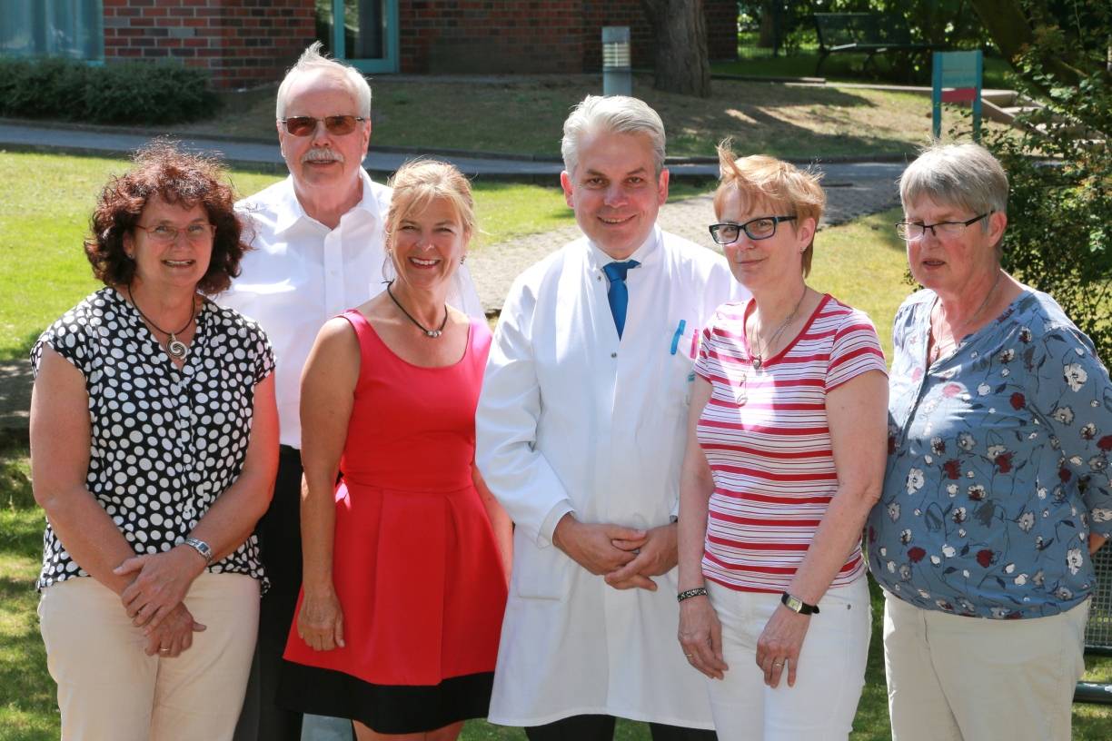 Chefarzt Dr. Busch freut sich den Vertretern der Selbsthilfegruppen den Erlös aus dem Sponsorenlauf zu übergeben.