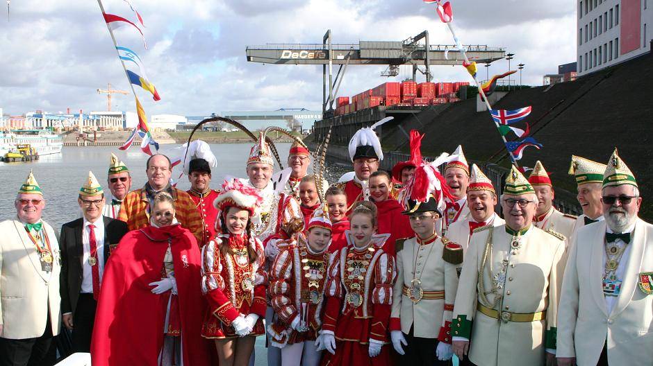  Gute Stimmung an Board — Markus Bangen, Vorstandsmitglied der Duisburger Hafen AG (2. Reihe, 4. v. l.), empfing Prinz Mark I. samt Kinderprinzenpaar und Gefolge bei Sonnenschein auf der Karl Jarres. Vorne (2. v. r.) Weiß-Grün-Präsident Kurt Hilgers. 