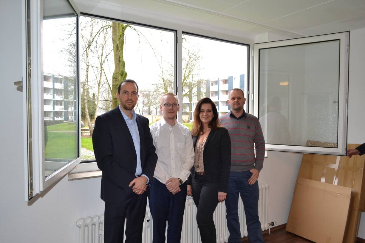 Projektleiter Marc Sesterhenn (l.) hat ein neues Team vor Ort installiert: Tanja Drabinjak ist Vermietungsmanagerin, Property Manager Kai Bastian Krämer (2.v.l.) und der technische Asset Manager Thomas Löbel (r.) sind für alle Mieterbelange zuständig. Sie gehören den Projektgesellschaften „Portfolio Neukirchen L GmbH“ und „Portfolio Neukirchen S GmbH“ an. Ihr Objektbüro am Ulmenweg 4 ist jeden Tag besetzt. Die Lindenthal- Gartenstadt mbH ist nicht mehr für die Objekte zuständig.