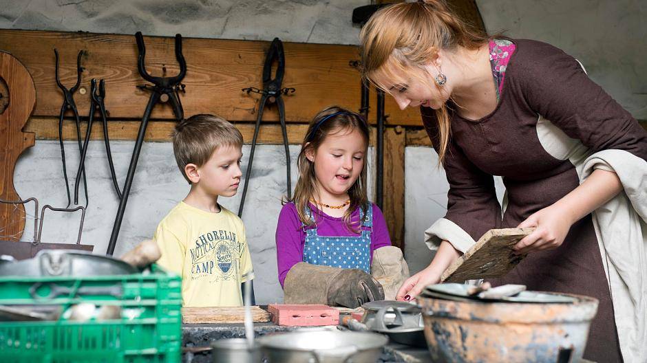  Neben den Führungen und anderen Angeboten zum Internationalen Museumstag am Sonntag, 21. Mai, gibt es zahlreiche Aktionen im Grafschafter Musenhof. Unter anderem bastelt die freiberufliche Museumspädagogin Pia Knöpges mit den Kindern Amulette, Broschen und Anhänger aus Jakobsmuscheln. 