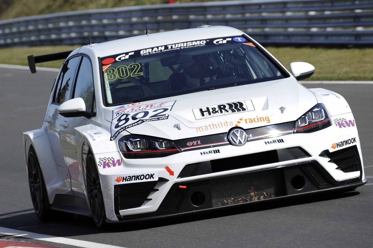 Der Duisburger Benjamin Leuchter ging in einer niedrigeren Leistungsklasse mit seinem Team an den Start und holte sich mit dem Golf GTI TCR den Klassensieg und fuhr im Gesamt-Klassement sogar auf Platz 31.
