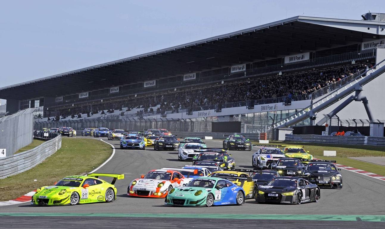  Der Start zum 1. Lauf der VLN 2017 am Nürburgring. 