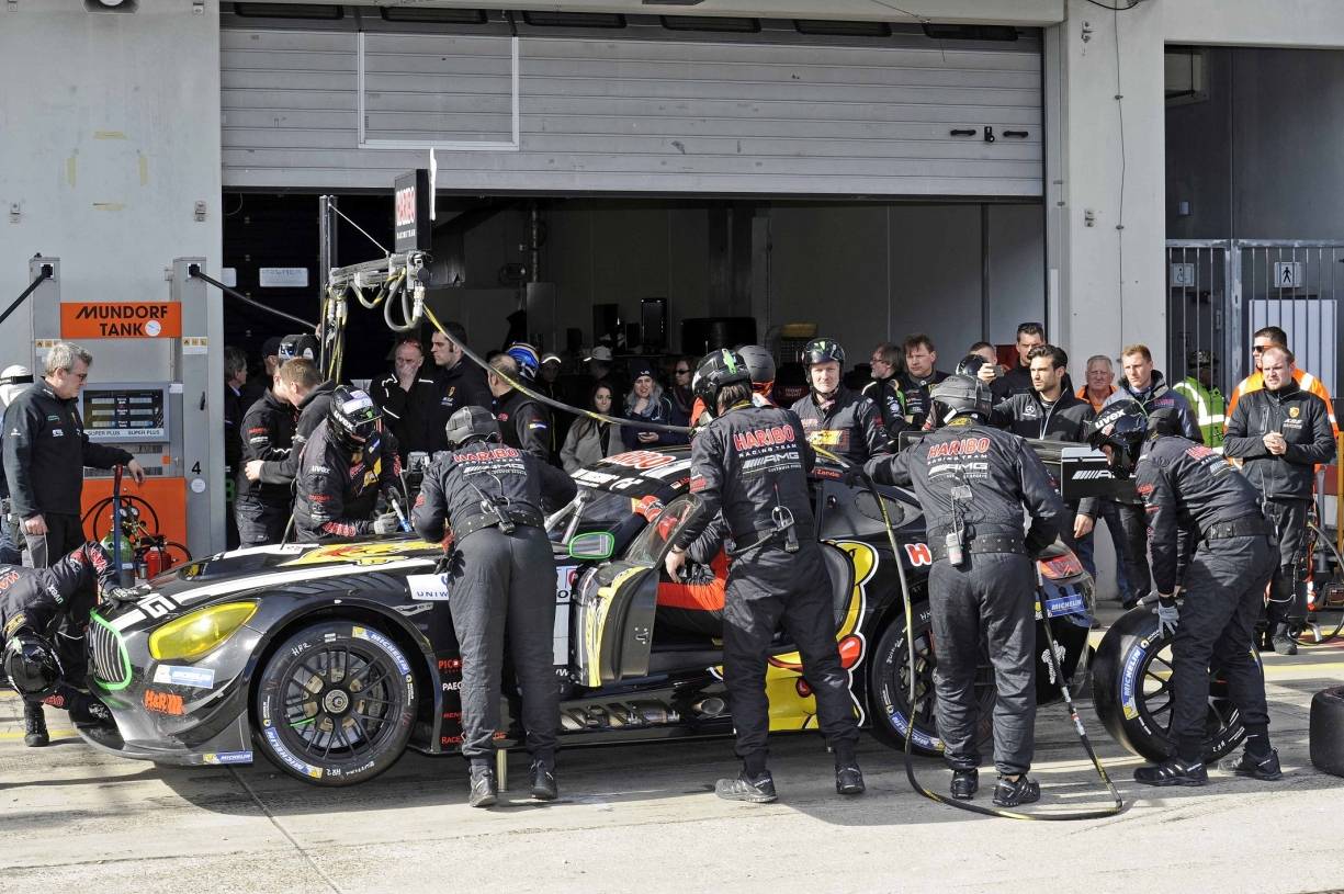 Fahrerwechsel. Das Haribo-Team bei der Arbeit in der Box. 