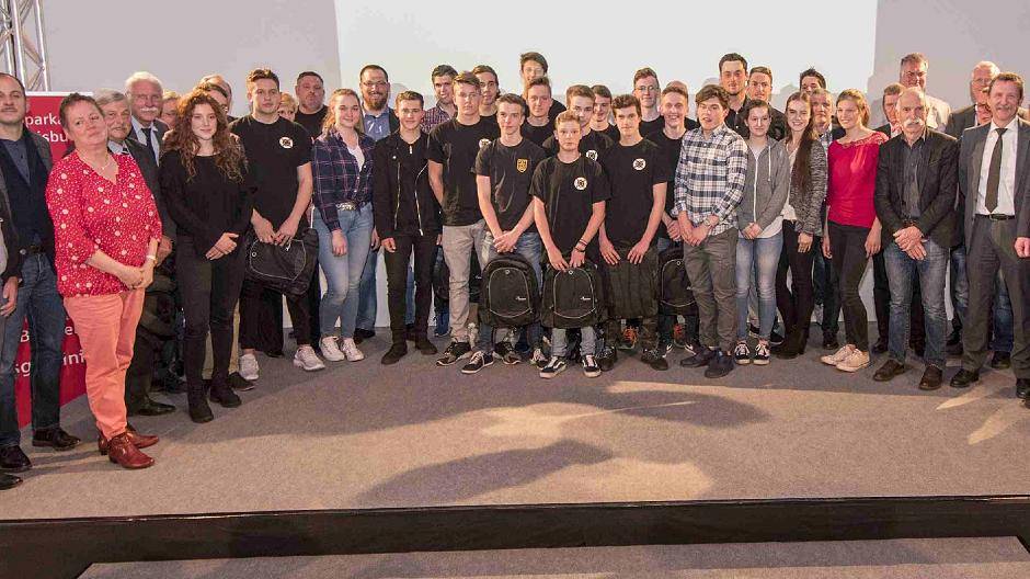 Oberbürgermeister Sören Link (r.) und Duisburgs Sporthelden.