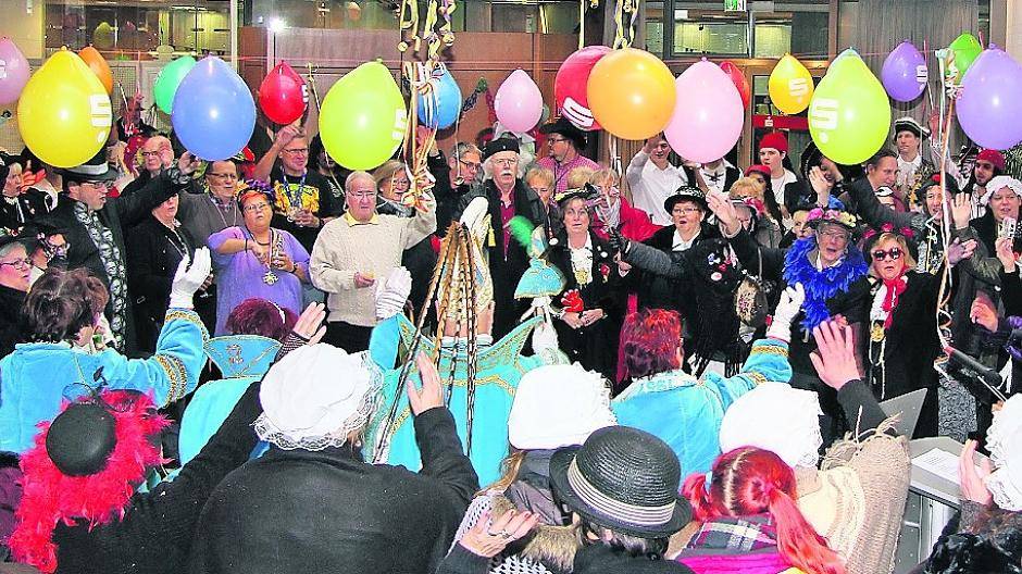  Karneval in der Sparkasse heißt, dass die Mitarbeiterinnen und Mitarbeiter am Altweiber-Donnerstag sich zu unterschiedlichen Mottos kostümieren und ihre Geschäftsstellen schmücken. Hier ein Schnappschuss aus der Kundenhalle der Hauptstelle in Moers anlässlich des Prinzenempfangs vom vorigen Jahr. 