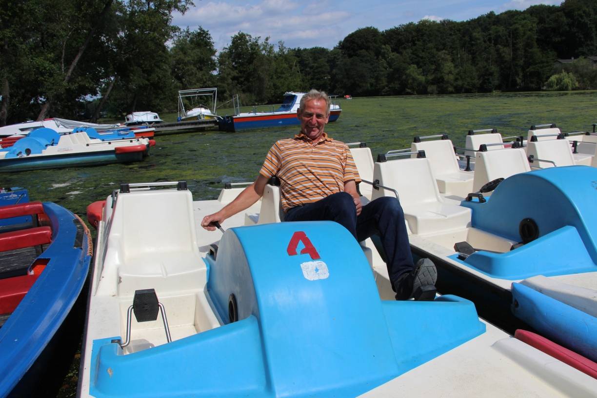 Von März bis Oktober verleiht Armin Feykes Boote am Hariksee.