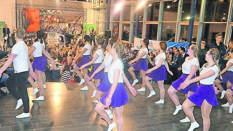  Das Orchester der Anne-Frank-Gesamtschule unter Leitung von Klaus Schafferhans spielte auf. 