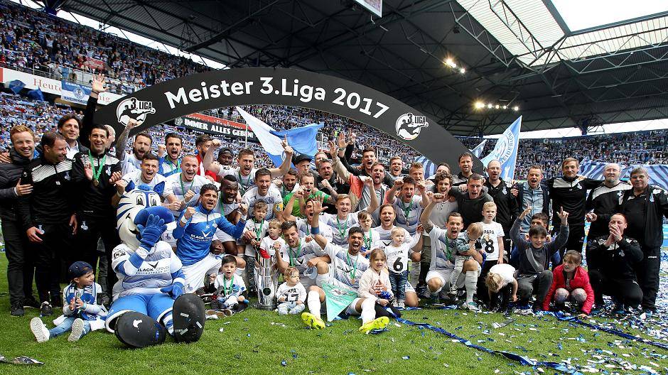  Meisterfeierbiester: Spieler, Trainer, Betreuer und Fans des MSV Duisburg. 