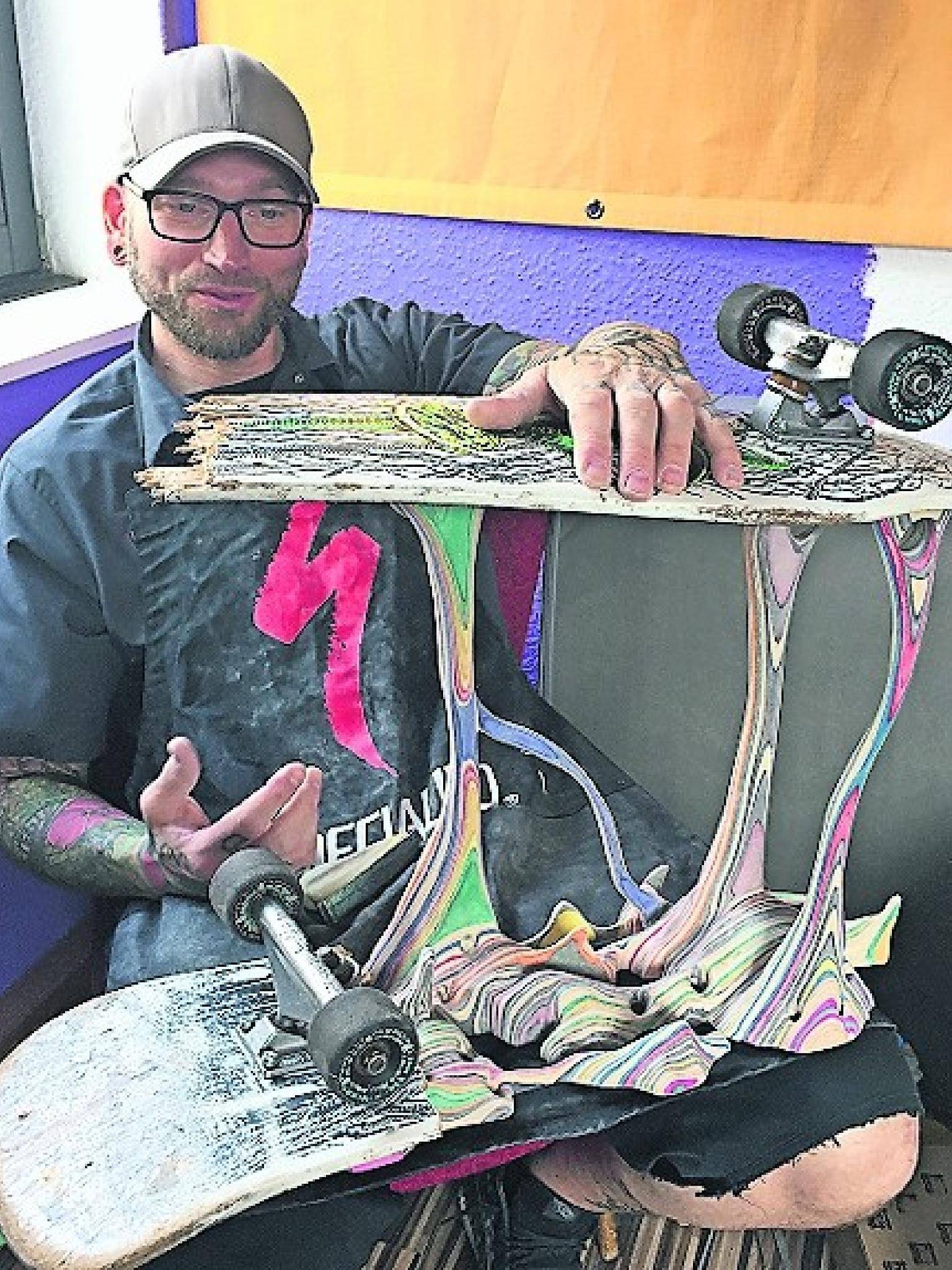 Großartiger Typ: Maik Rokita lässt alte Tony Hawk-Skateboards zerfließen.