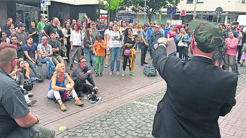 Zum Ersten, zum Ersten, zum Ersten...: Ben Perdighe übernahm auch bei der Kunstversteigerung das Zepter und machte eine sehr amüsante Veranstaltung daraus.