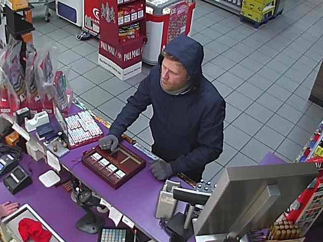 Kriminalpolizei fahndet mit Fotos nach Raub auf Tankstelle