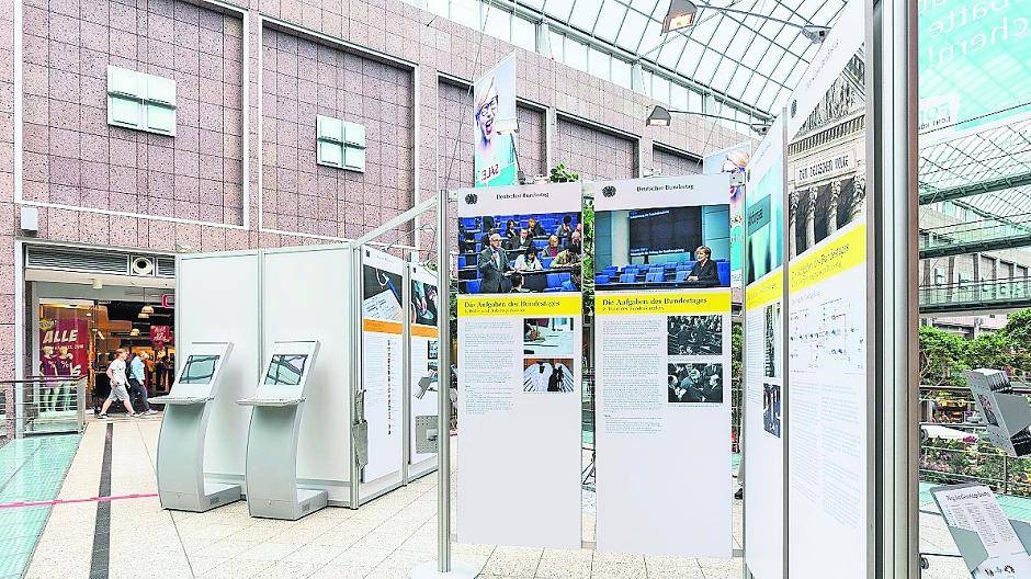 Nicht nur auf Schautafeln wird in der Ausstellung über die Arbeit des Deutschen Bundestags informiert. Auch multimediale Anwendungen geben Informationen.