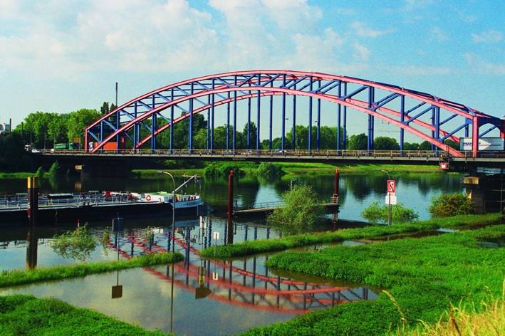 Auf der Brücke finden mal wieder Reparaturen statt.