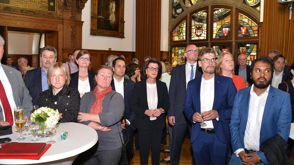  Gespannte Blicke am Wahlabend im Duisburger Rathaus, als die ersten Hochrechnungen auf die Leinwand projiziert wurden. 