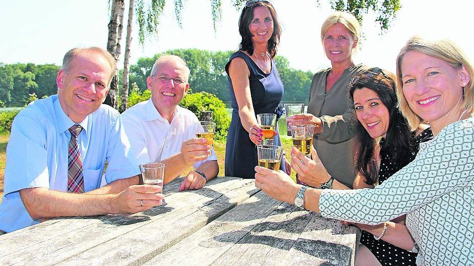  Bürgermeister Christian Wagner, Michael Puschmann (Geschäftsführer Naturpark Schwalm-Nette), Ulrike Cronen (Zentralbereich Wirtschaft und Marketing), Projektleiterin Simone Peters, Sabine Monz (Zentralbereich Wirtschaft und Marketing) und Simone Schönell (Geschäftsführerin des Regionalmanagements LEADER) lassen es sich am De Wittsee schon mal gut gehen. 