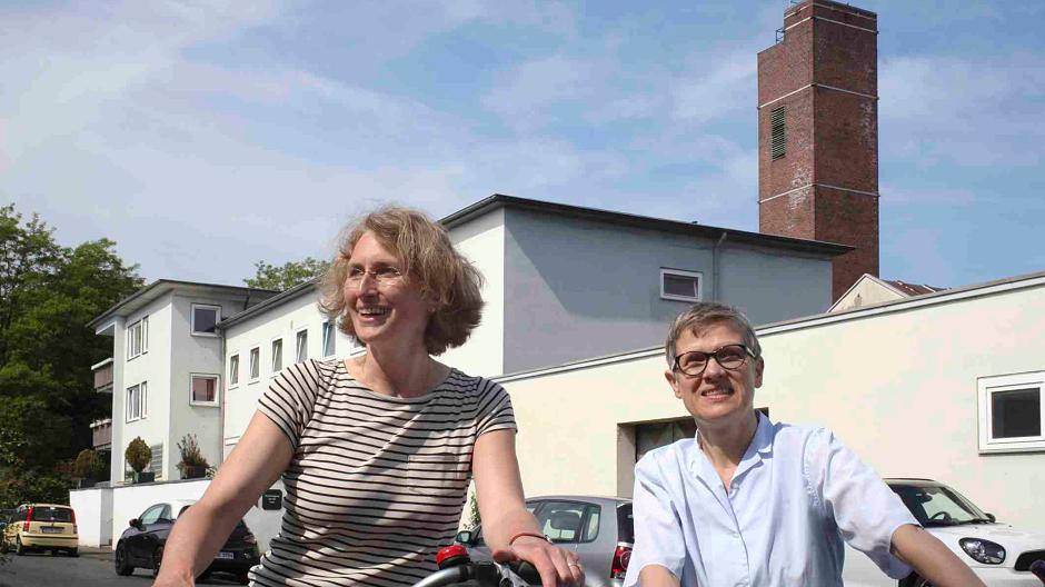  Andrea Pufke und Claudia Euskirchen unterwegs in der Einschornsteinsiedlung. 
