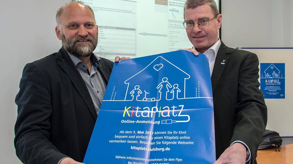  Hinrich Köpcke, stellvertretender Jugendamtsleiter (l.), und Familiendezernent Thomas Krützberg stellten das Online-Portal für die Kita-Platz-Vergabe vor. 