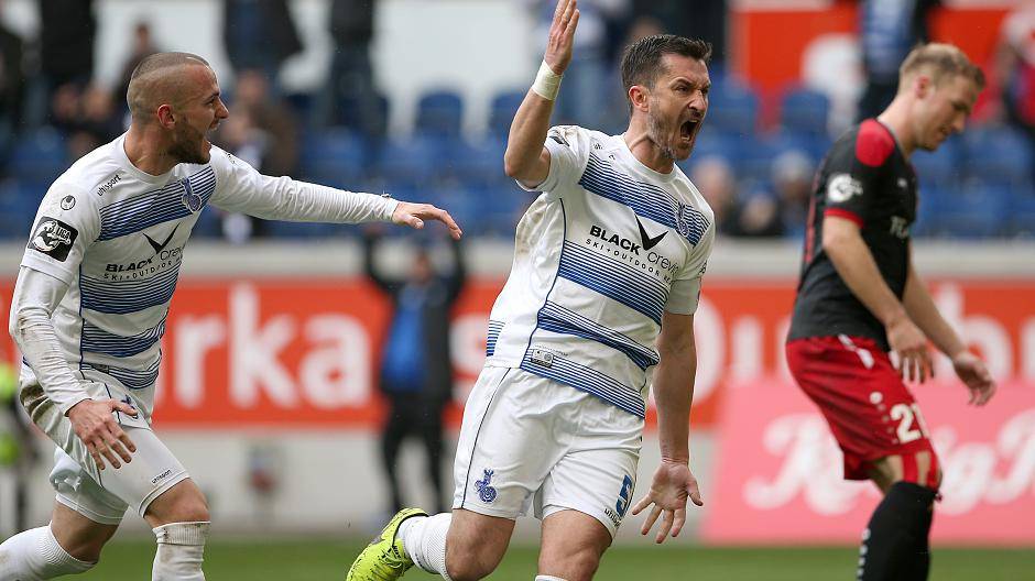 Schlüsselspieler auch mit 37: Bei seiner Rückkehr ins Team gegen Rot-Weiß Erfurt verwandelte Branimir Bajic den Elfmeter zum 3:1 (Endstand 3:2).